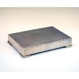 Asprey (retailer) - Elizabeth II silver table top cigarette box, with engine-turned decoration and