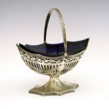 Edward VII octagonal pedestal sweetmeat dish, with pierced neoclassical decoration having swing