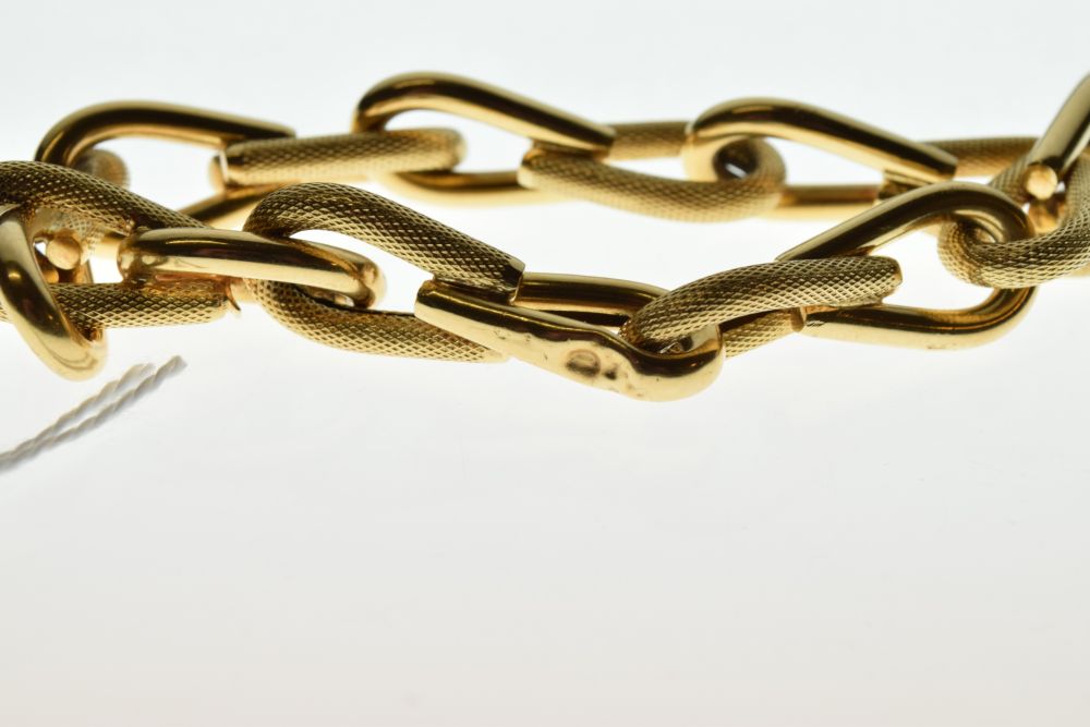 18 carat gold bracelet, of alternating textured and plain links, 21.5cm long, 19g gross Condition: - Image 4 of 7