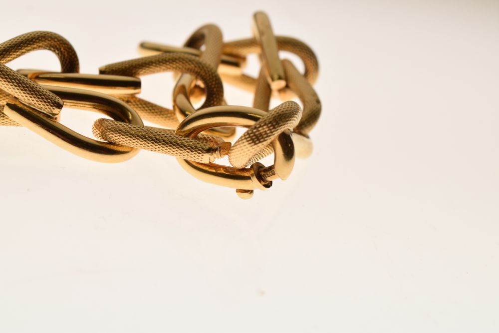 18 carat gold bracelet, of alternating textured and plain links, 21.5cm long, 19g gross Condition: - Image 5 of 7