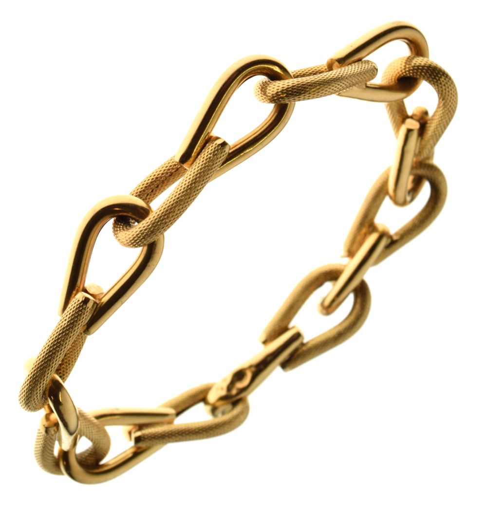 18 carat gold bracelet, of alternating textured and plain links, 21.5cm long, 19g gross Condition: