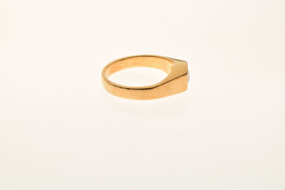 Single stone diamond ring, in 18ct yellow gold, the star set old brilliant cut of approximately 0. - Image 4 of 6