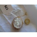 AN OVAL (6.0 X 5.0 CM) SHELL CAMEO BROOCH TESTED FOR 9 CT NO HALLMARKS 12. 33 GMS EST [£40- £60]