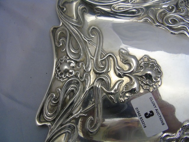 SILVER ART NOUVEAU DRESSING TABLE TRAY, BIRMINGHAM 1908 , FLORAL REPOUSSE DECORATION ,29 X 22 CM - Image 2 of 4