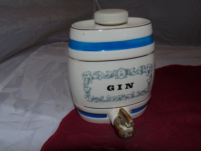 SMALL DECORATIVE WADE GIN BARREL,CROWN DEVON TEA CONTAINER & A CORNISH BLUE/WHITE CUP EST [£12- £ - Image 3 of 8