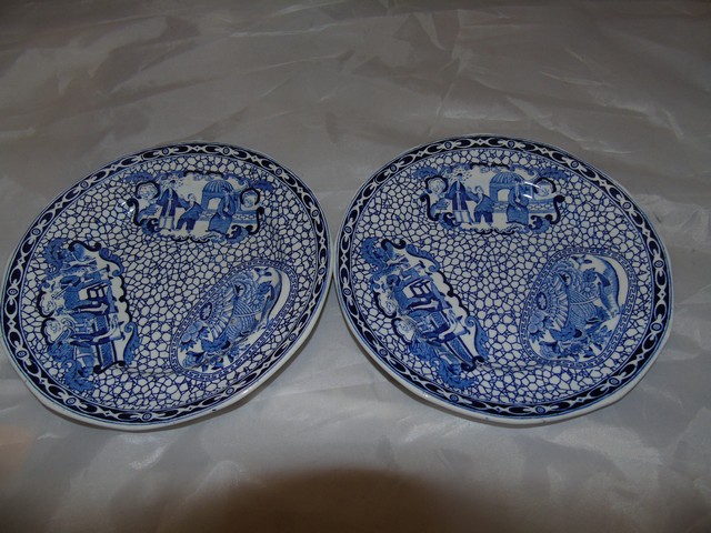 8 DECORATIVE PLATES AND TEAPOT EST[£25-£40] - Image 14 of 16