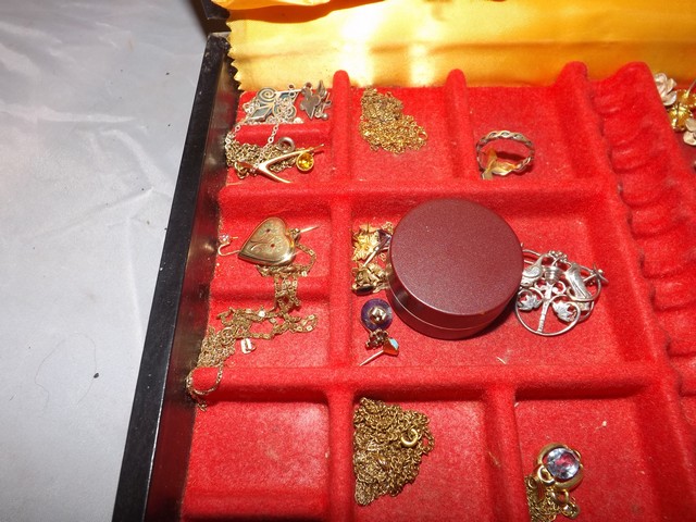 JEWELRY BOX WITH COSTUME AND OTHER EARRINGS AND CHAINS EST [£15-£30] - Image 2 of 4