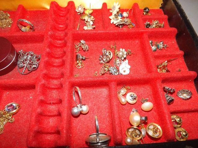 JEWELRY BOX WITH COSTUME AND OTHER EARRINGS AND CHAINS EST [£15-£30] - Image 3 of 4