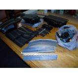COLLECTION OF SCALECTRIC TRACK & ACCESORIES EST [£15- £30]