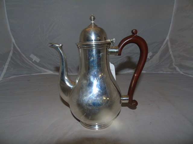 SILVER COFFEE POT LONDON I931 BY Z BARRACLOUGH LTD LEEDS 23 CM TALL 28 ozs EST [£150- £200]