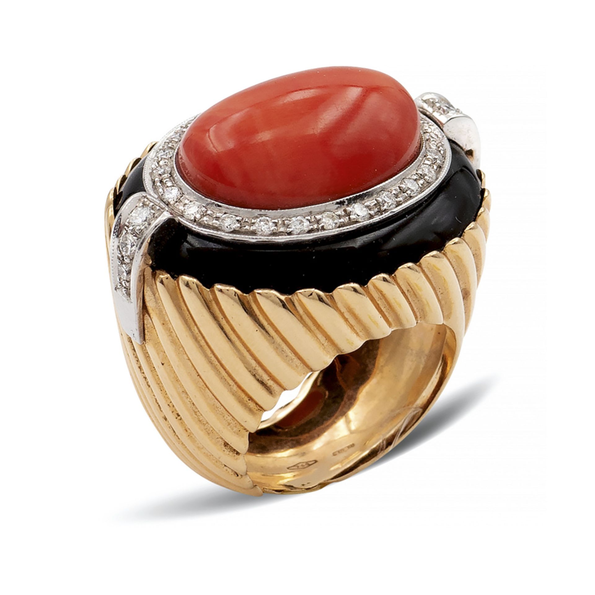 18kt rose gold ring with red coral 1970/80s weight 28,8 gr.