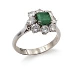 18kt white gold ring with emerald 1950/60s weight 2,6 gr.