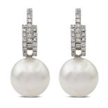 18kt white gold and South Sea pearl earrings weight 14,5 gr.