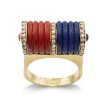 18kt gold, lapis lazuli and coral ring 1970/80s weight 13,3 gr.