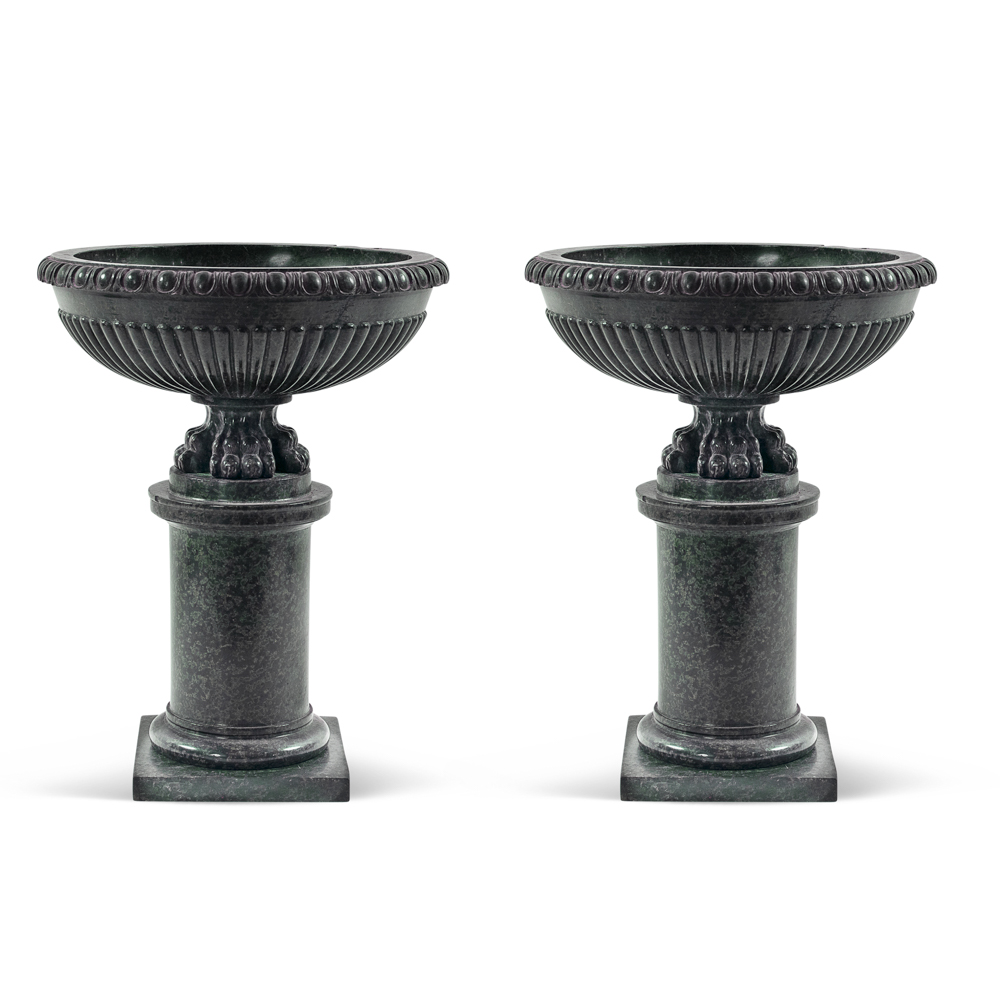 Pair of green Prato marble stands Italy, 19th century h. 45,5- d. 34,5 cm.