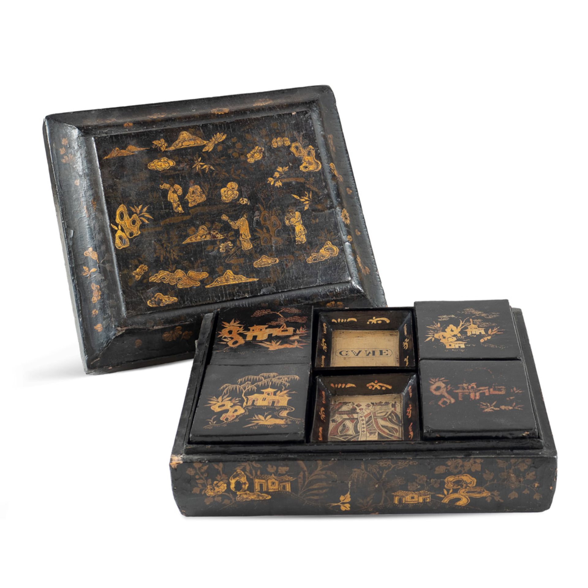 Lacquer and golden game box Oriental manufacture, 19th-20th century 10x30x27 cm