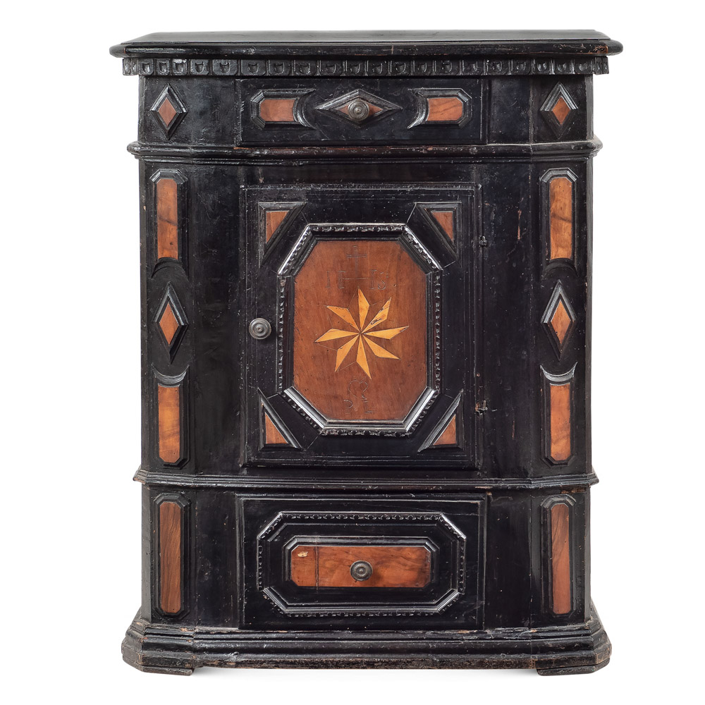 Walnut and ebonized wood cabinet Italy, 17th-18th century 98x73x47 cm.