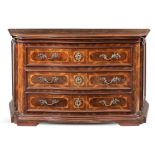 chest of drawers veneered in walnut Emilia, 18th century 100x170x64 cm.