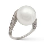 18kt white gold and cultured pearl ring weight 7,9 gr.
