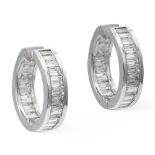 18kt white gold and diamond circle earrings weight 7,8 gr.