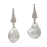 18kt white gold and pendant pearls weight 11,9 gr.