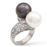 18kt white gold and two cultured pearl contrarié 1940/50s weight 13,3 gr.