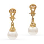 18kt yellow gold and cultured pearl sculpture earrings weight 15,5 gr.