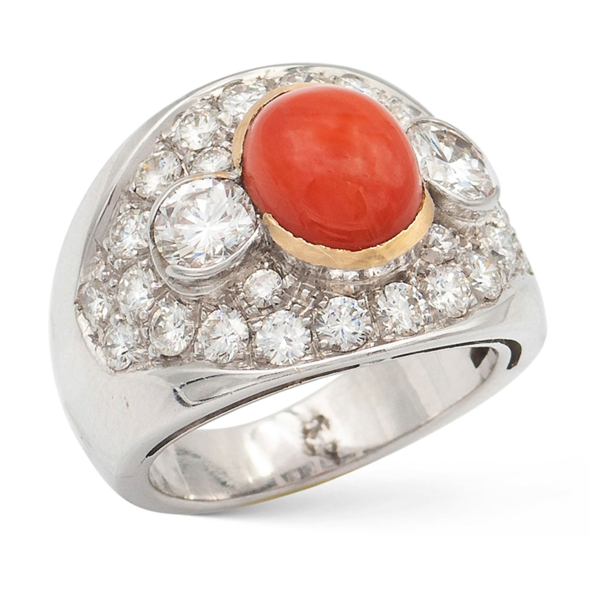 18kt white and yellow gold, coral and diamond ring weight 14,9 gr.