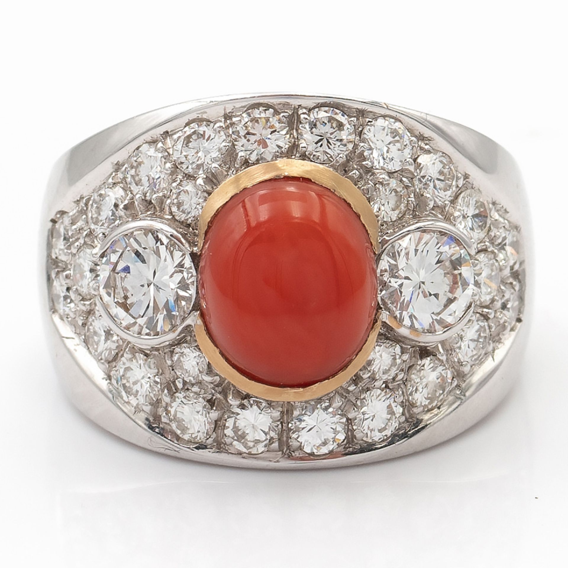 18kt white and yellow gold, coral and diamond ring weight 14,9 gr. - Image 2 of 2