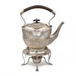 Silver tea kettle Birmingham, 1902 h.34 cm. marks of William Aitken, weight 1047 gr.