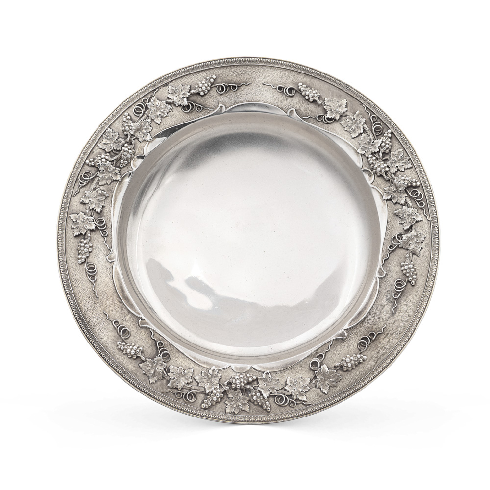 Silver stand London, 1909 h. 8,5 cm. - d. 25,5 cm. marks of Elkington & Co, plain body with vine