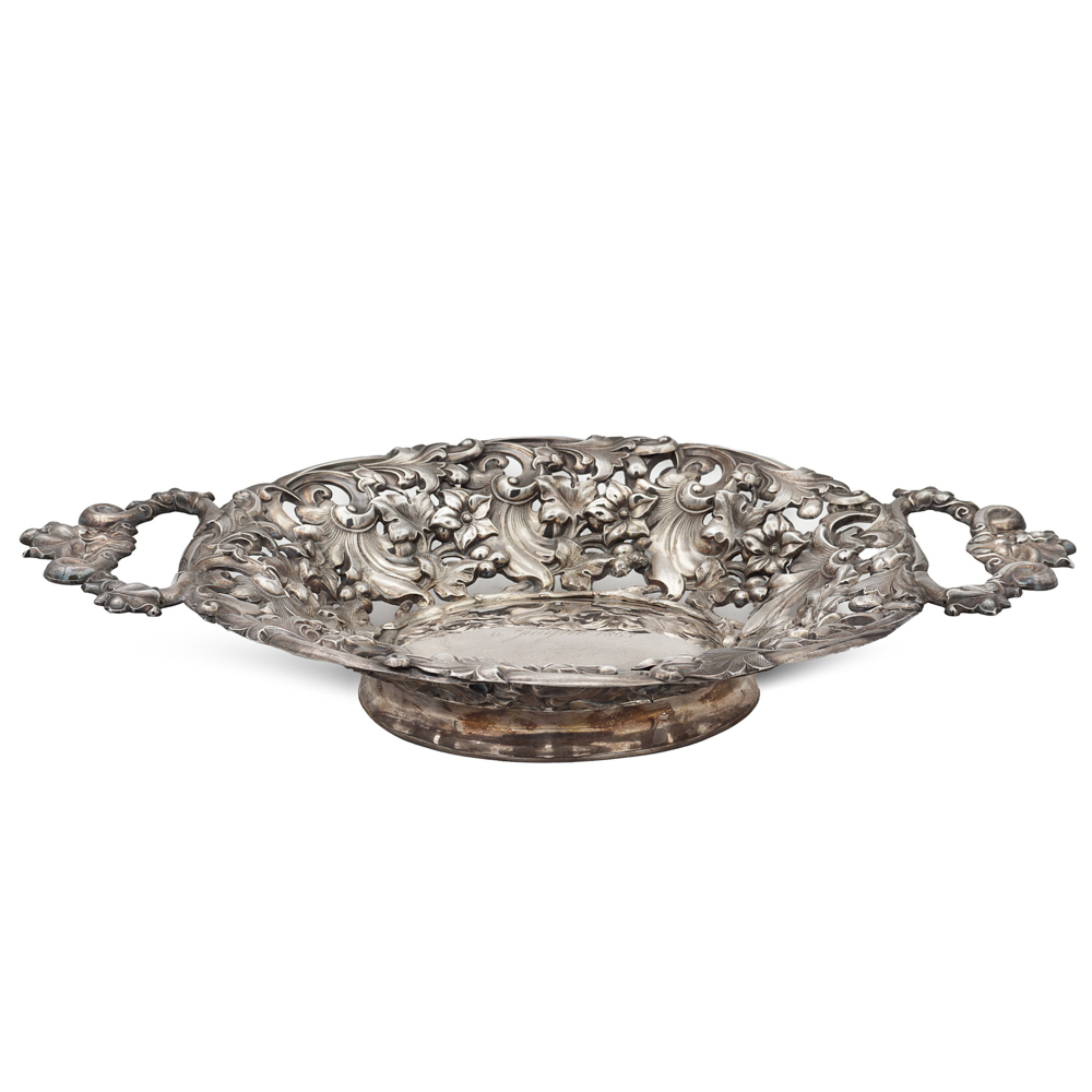 Silver centerpiece European manufacture, 19th century 6x39x24,5 cm embossed and chiseled body with - Image 2 of 2