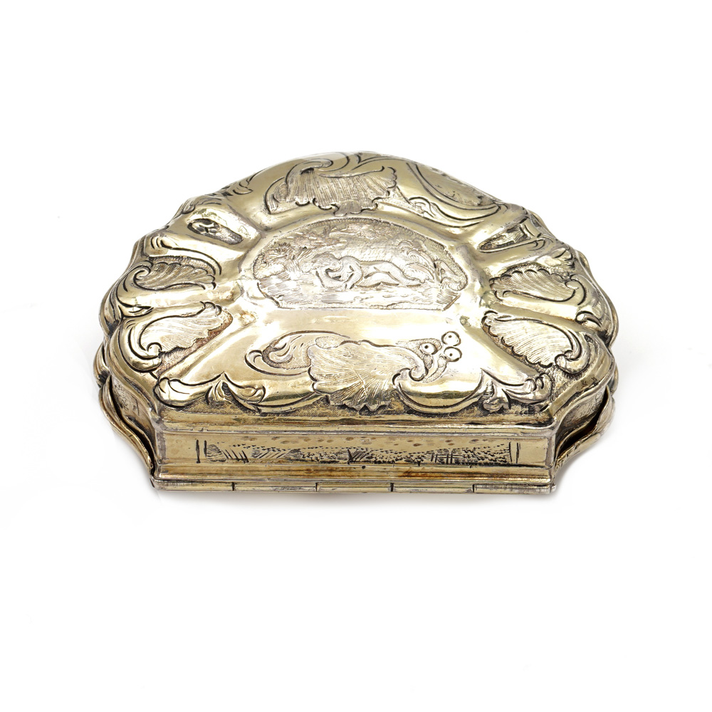 Vermeil snuff box Francem late 18th century 3x8x6 cm. shaped body engraved and chiseled with - Image 2 of 2