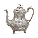 Silver coffee pot London, 1851 h. 23 cm. marks of Samuel Hayne & Dudley Cater, chiseled pyriform