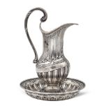 Silver jug with basin Italy, 20th century h. 33 cm- d. 24,5 cm. marks of A. Cesa Alessandria,