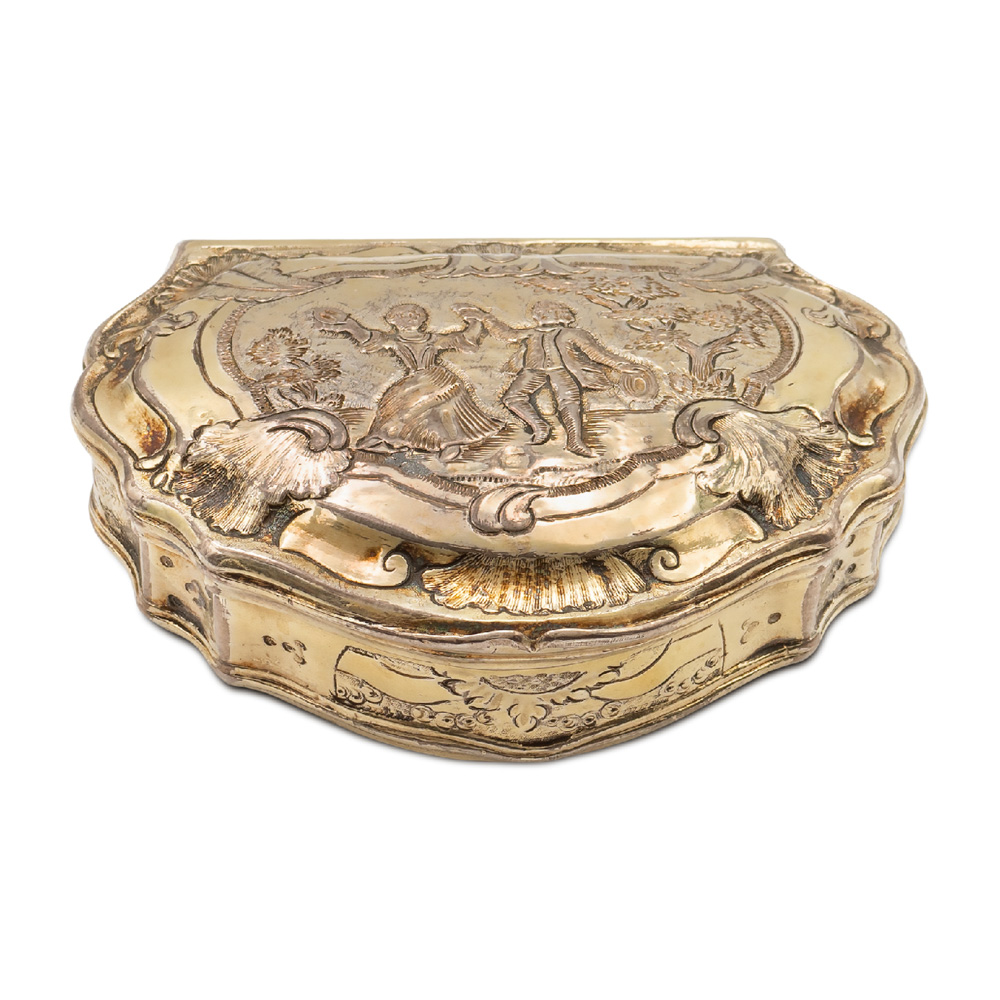 Vermeil snuff box Francem late 18th century 3x8x6 cm. shaped body engraved and chiseled with