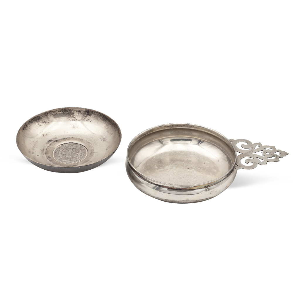 Group of silver objects (2) Italy, 20th century tot. weight 327 gr. total weight gr. 327 gr.