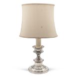 Silver table lamp Italy, 20th century h. 30 cm. complete with lampshade, gross weight 597 gr.
