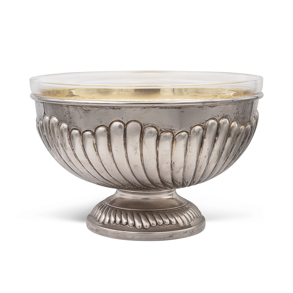 Silver plated metal bowl Italy, 20th century 165x24 cm. circular body, glass interior