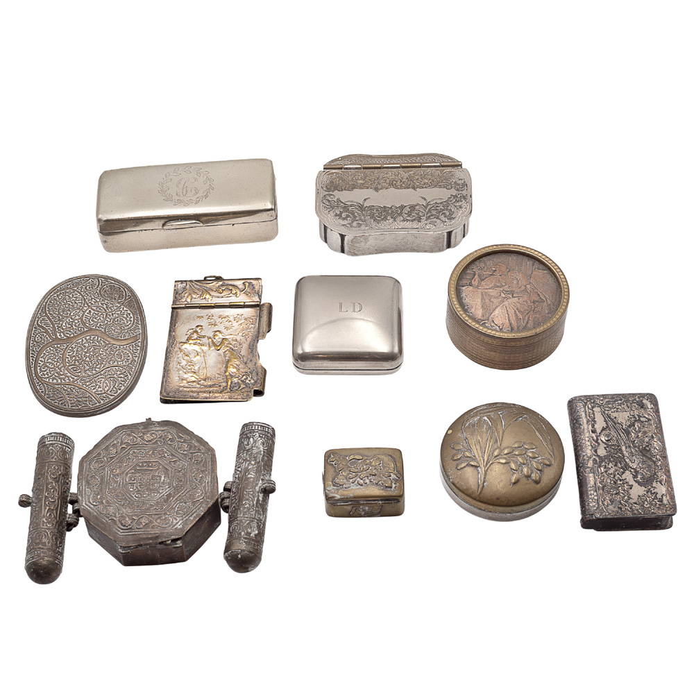 Group of silver objects (10) different manufactures, 19th-20th century 8,5x5 cm. silver metal and