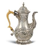 Silver egoiste coffee pot London, Giorgio III, 1772 weight 397 gr. mark of Walter Brind, pyriform