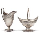 Group of silver objects (2) England, 18th century h. 14 cm composed of a milk jug and a sugar