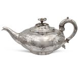 Silver teapot London, 1874 h. 13 cm. marks of Goldsmiths & Alliance, chiseled body with vegetal