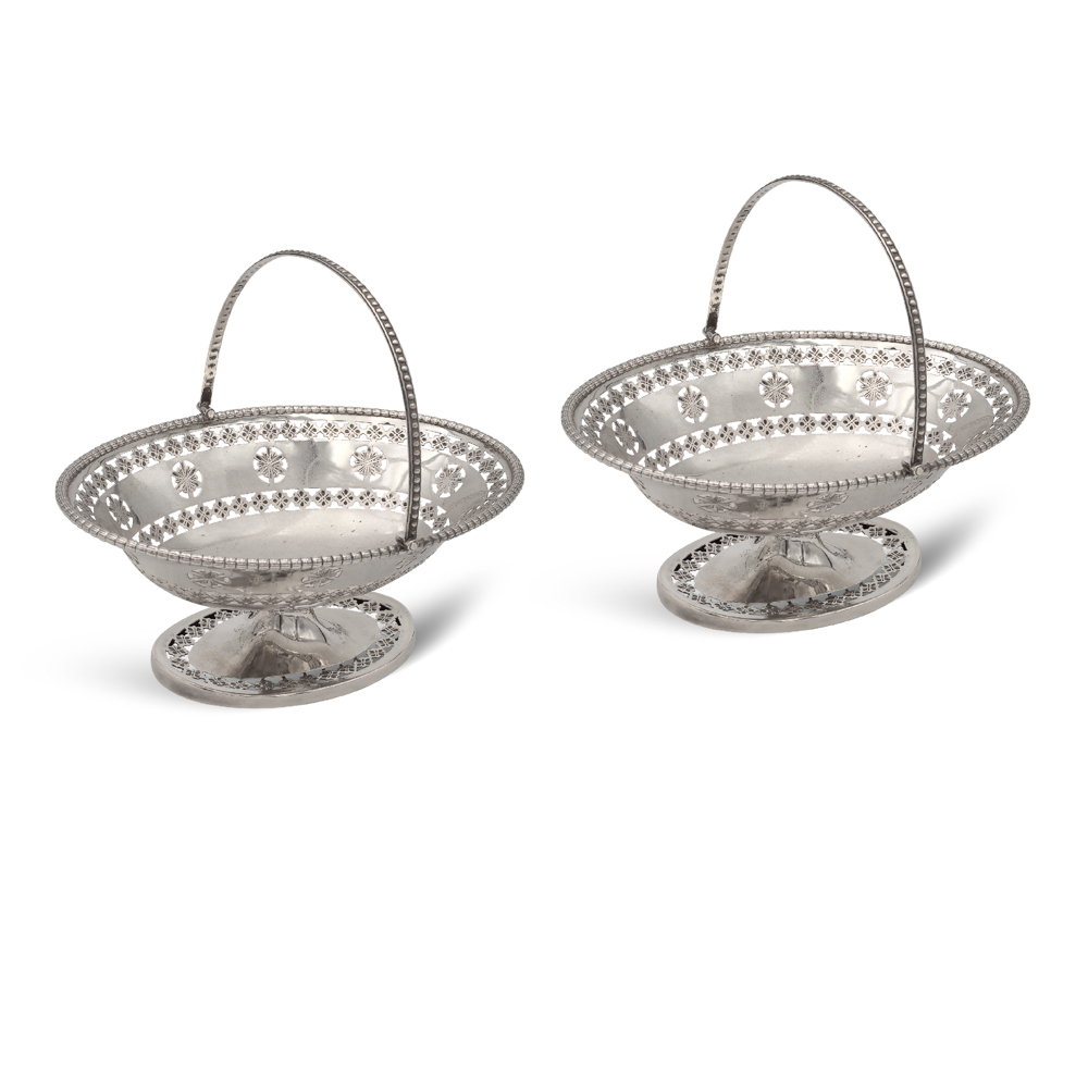 Pair of silver baskets 20th century 14x16x12 cm. oval body with handle, total weight 290 gr.