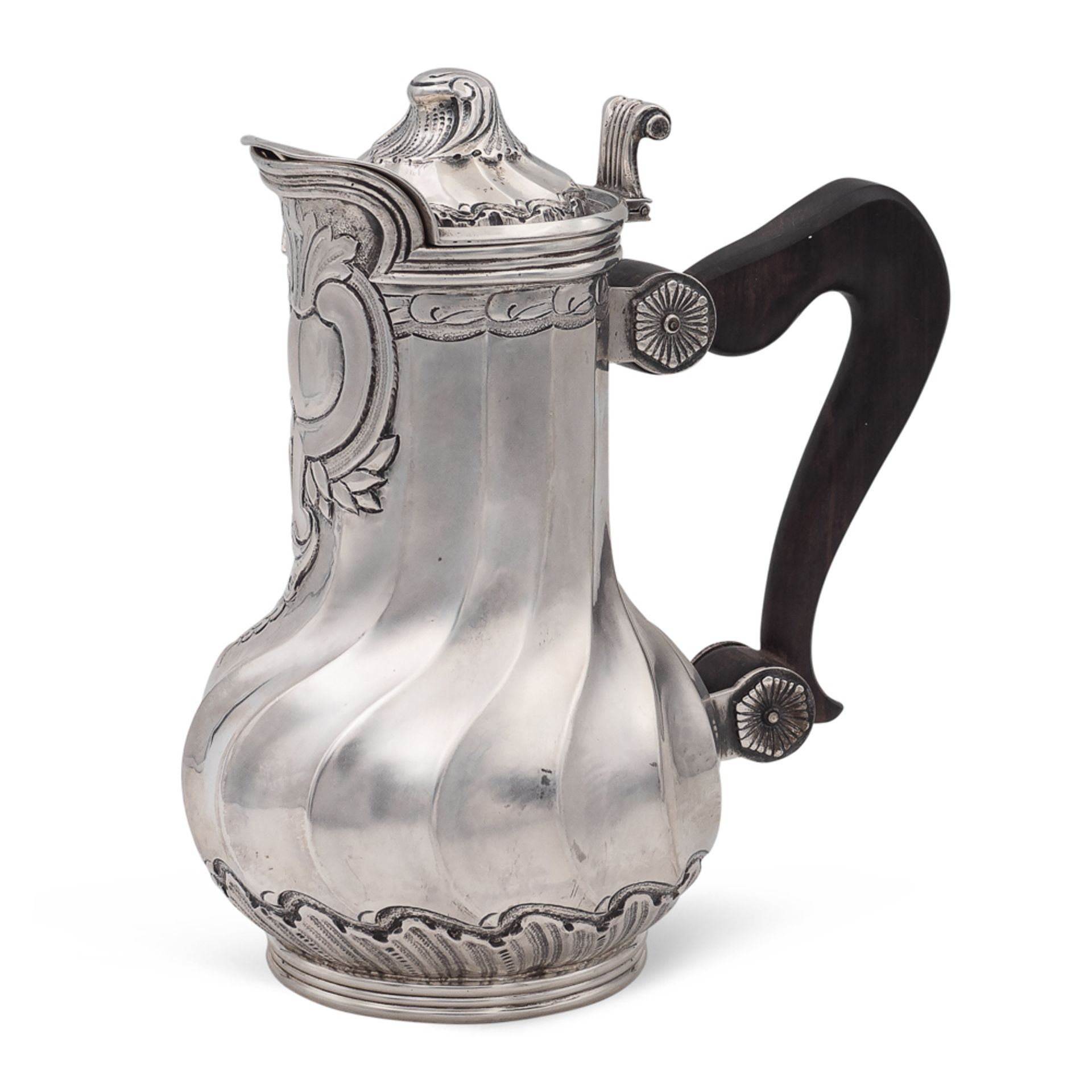 Silver coffeepot Italy, 20th century h. 20 cm. torchon body, chiseled with vegetal motifs, shaped