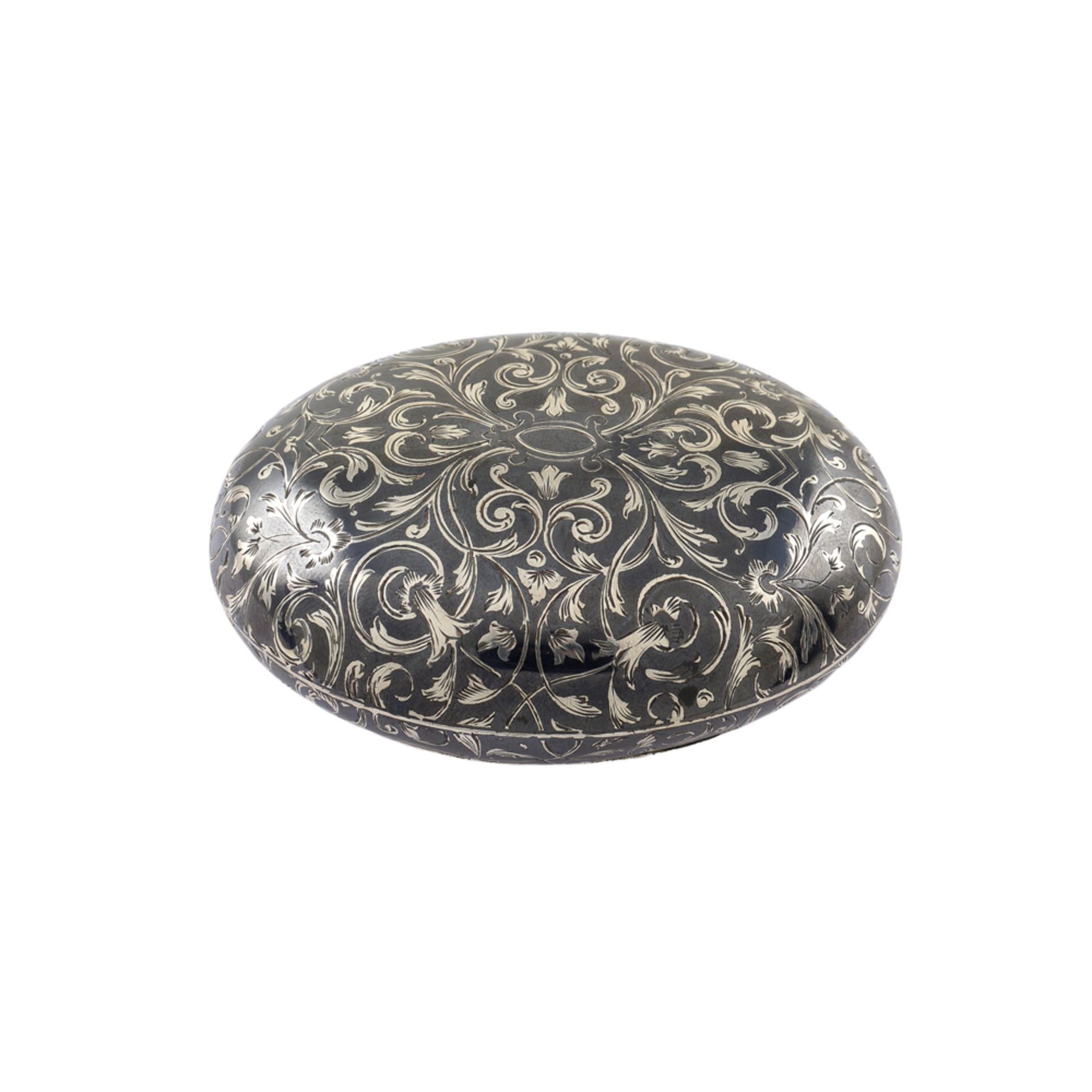 A silver niello snuffbox France, 19th century weight 70 gr. body engraved with volute plant - Image 2 of 2