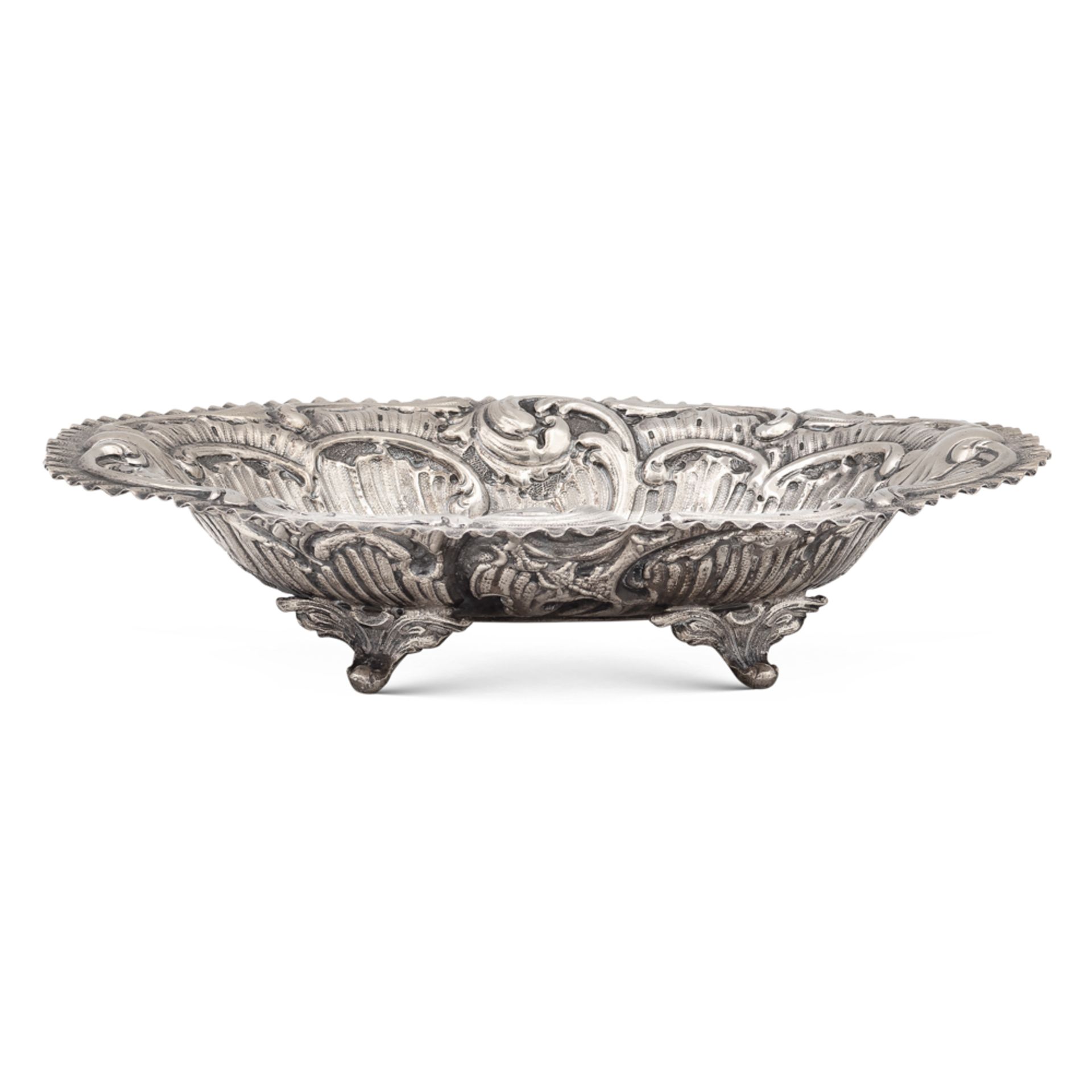 Silver basket Italy, 20th century 5x26x20,5 cm. oval shape, shaped profile, resting on four feet,