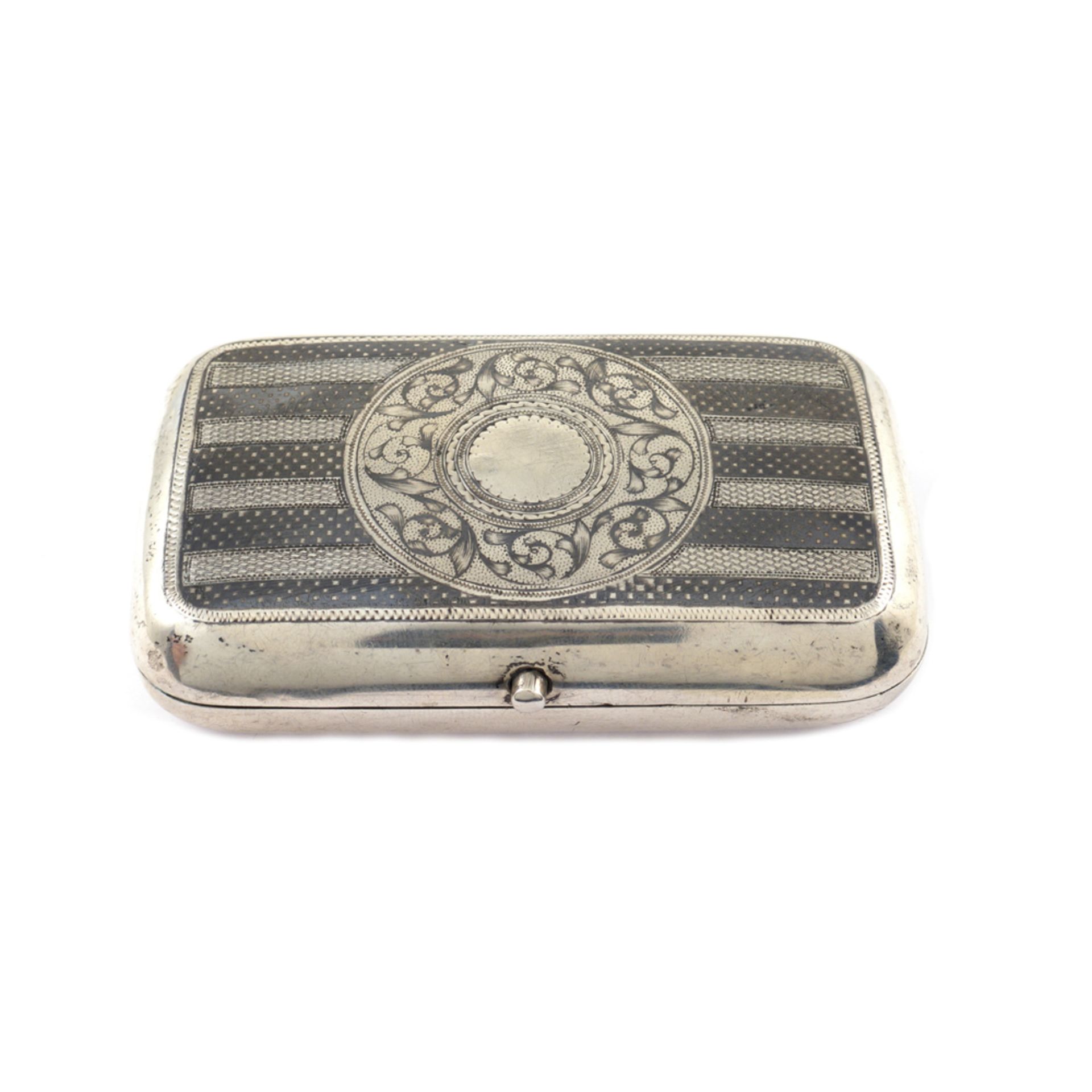 A silver niello snuffbox Moscow, 1879 weight 120 gr. body engraved with landscape motifs and plant - Image 2 of 3