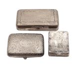 Group of silver and niello snuff boxes (3) different manufactures, 19th-20th century 10x6 cm. bodies