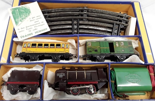 French Hornby Post-war 0-4E Passenger Train Set containing 0-4-0 Loco & Tender SNCF maroon, 3-rail - Image 3 of 4